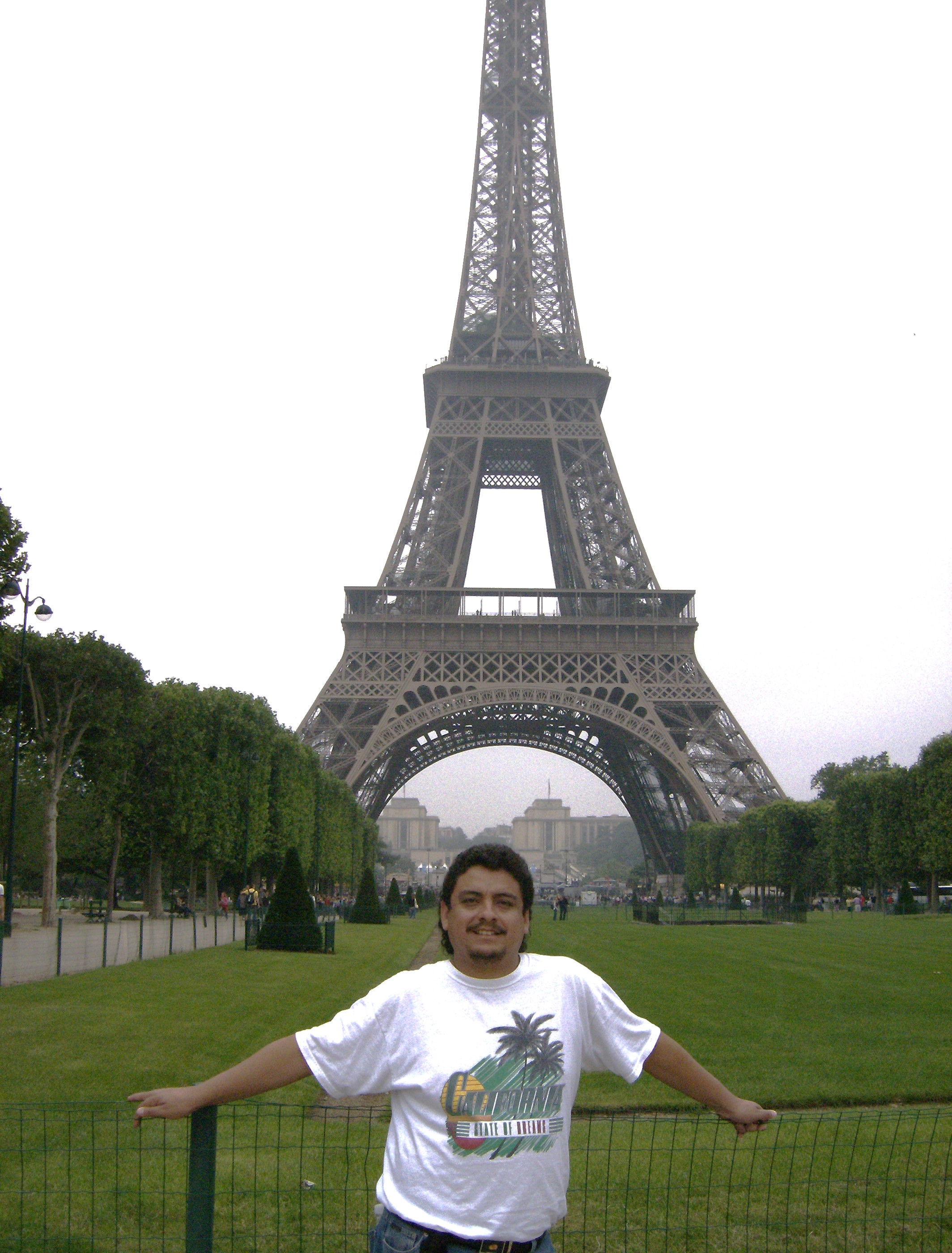 Carlos Gutierrez Seminario en la torre Eiffel